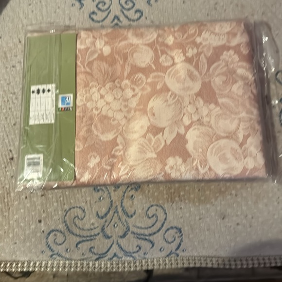 Flannel back tablecloth - Picture 4 of 5